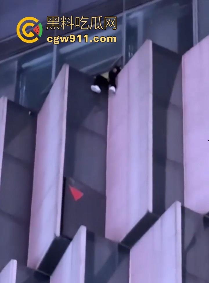 国庆假期长沙五一广场惊现男子跳楼！坐在边沿楼顶，准备一跃而下，楼下无数人围观，现场目击视频流出！-1