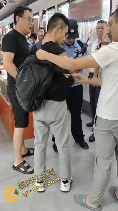 苏州古玩市场无影手被逮：小偷偷币被抓现行，热闹会场瞬间戾气四溢-6