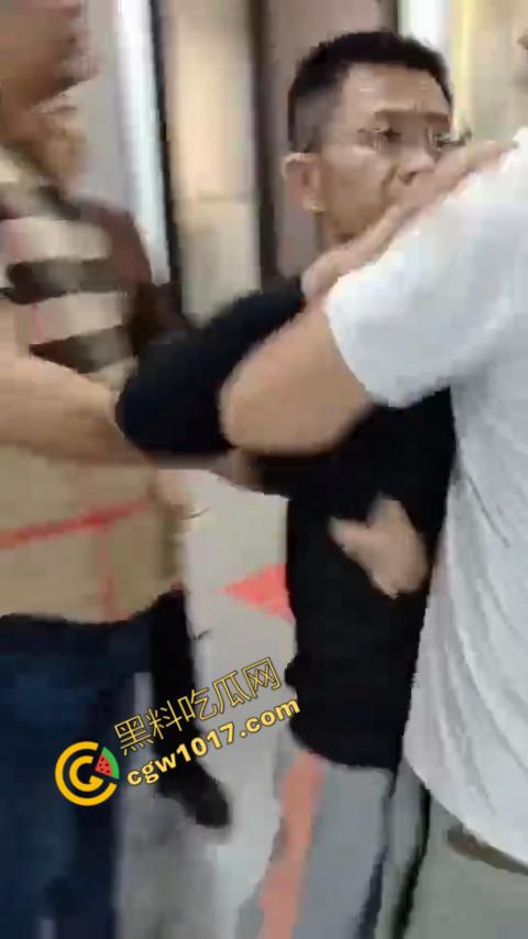 苏州古玩市场无影手被逮：小偷偷币被抓现行，热闹会场瞬间戾气四溢-7