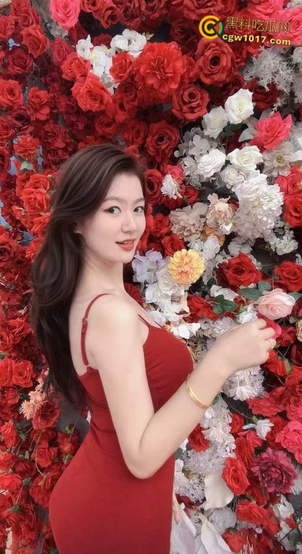 姐姐一边喝奶我就一边摸她奶，直接把姐姐按在地上口交，穿着牛仔长靴对镜后入，水都快喷我脸上来了 ！-2