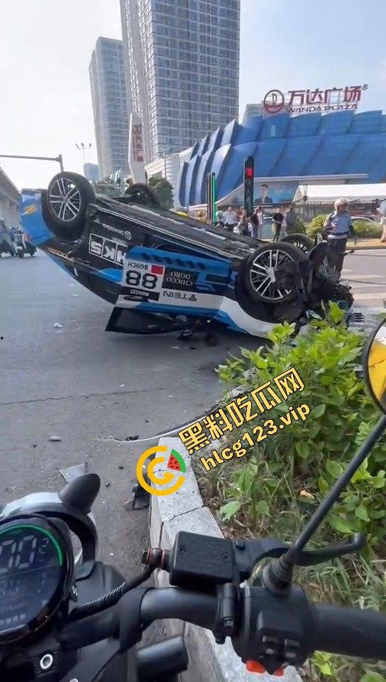 广州海珠区车祸惨烈，外卖小哥血溅当场，车子翻得都认不出来！-3