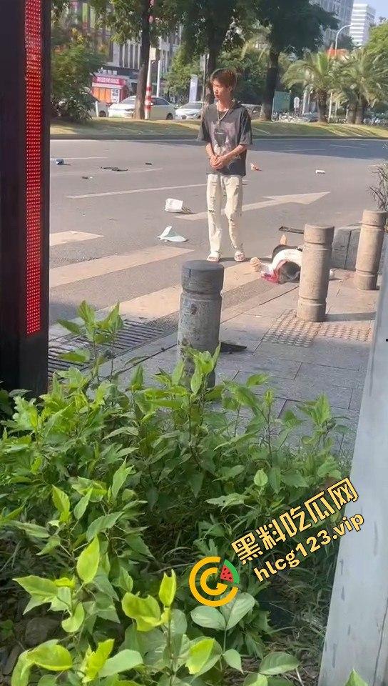 广州海珠区车祸惨烈，外卖小哥血溅当场，车子翻得都认不出来！-8