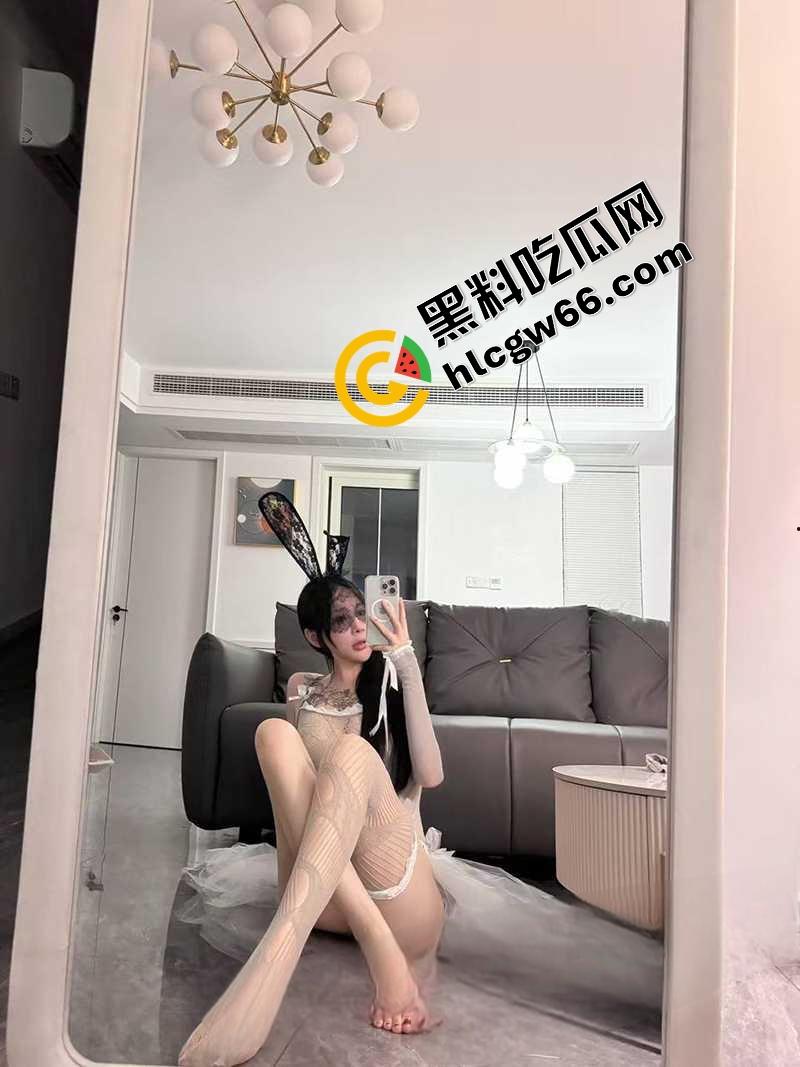 武汉王者女神【毛安琪】线下成鸡，王者上分换操一炮1500，小穴蹭几下就流水，果然游戏打得骚逼也松！-6