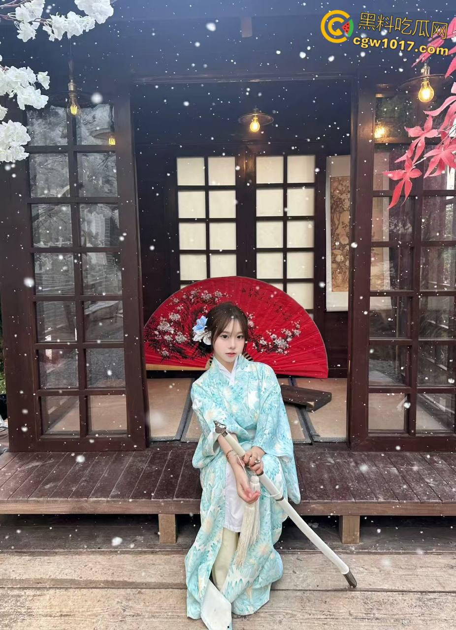 童颜巨乳的表妹来我家做客，刚喝完水就拉着我去开房，大奶子大屁股真是绝了，疯狂骑乘全射在巨乳上面 ！-1