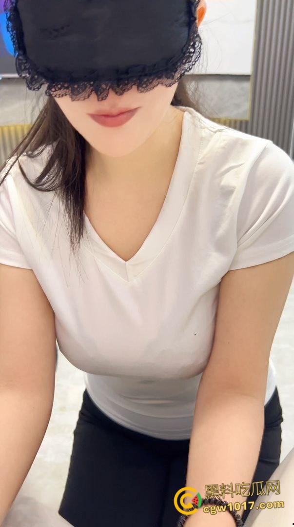 童颜巨乳的表妹来我家做客，刚喝完水就拉着我去开房，大奶子大屁股真是绝了，疯狂骑乘全射在巨乳上面 ！-5