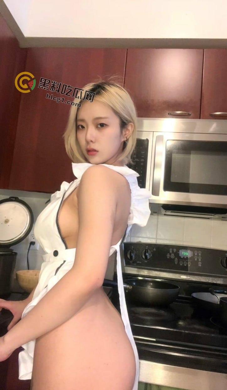 「小野猫」新作曝光，制服黑丝+白嫩肌肤，自慰潮吹喷射满屏幕的水！-4