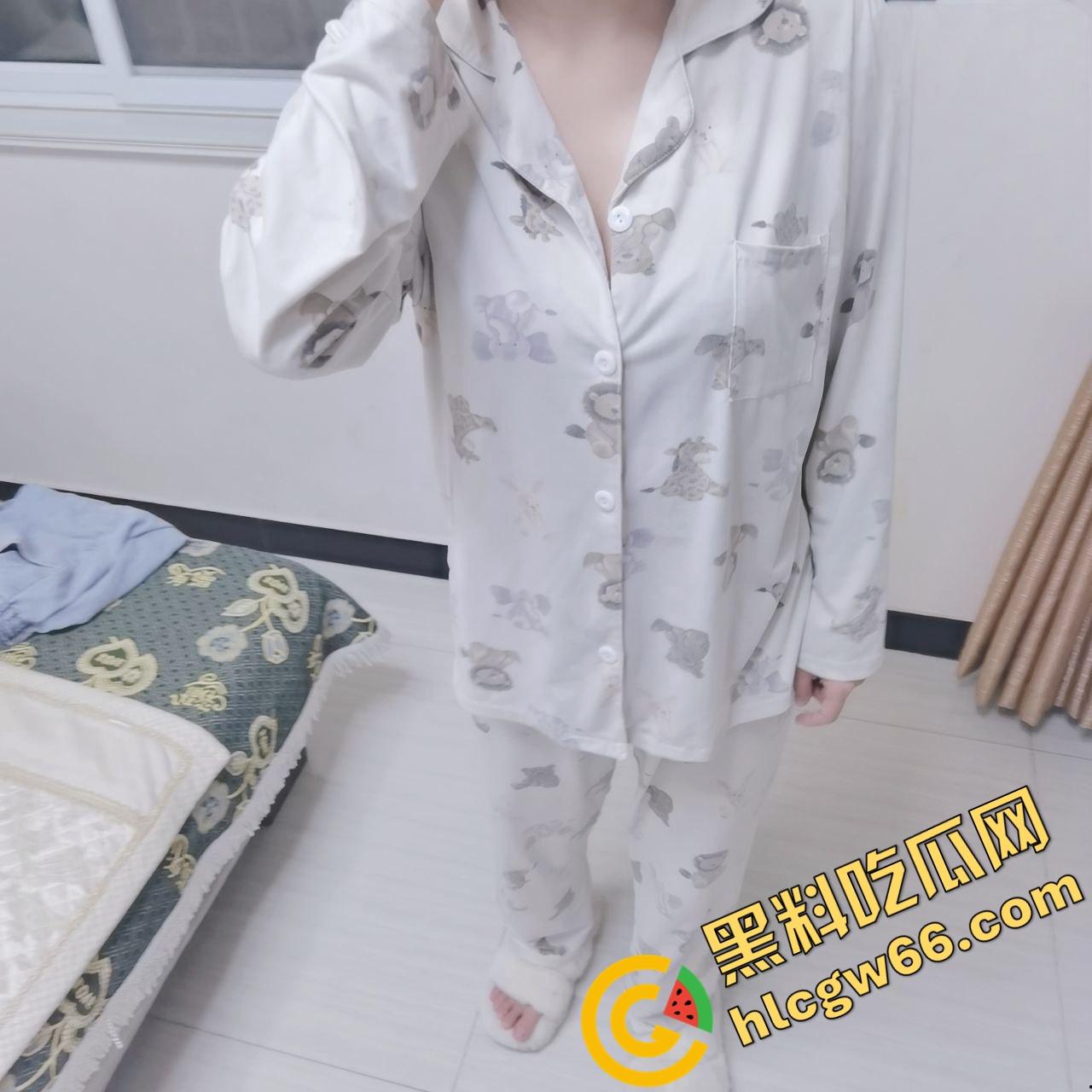 同父异母18岁妹妹让我拿下一血，小狗打架她看热闹，我偷拍奶子意淫操翻她！-3