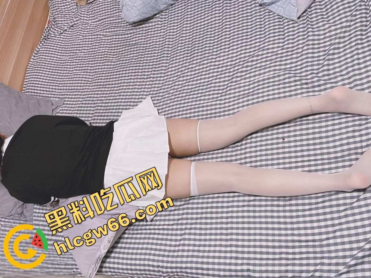 同父异母18岁妹妹让我拿下一血，小狗打架她看热闹，我偷拍奶子意淫操翻她！-24