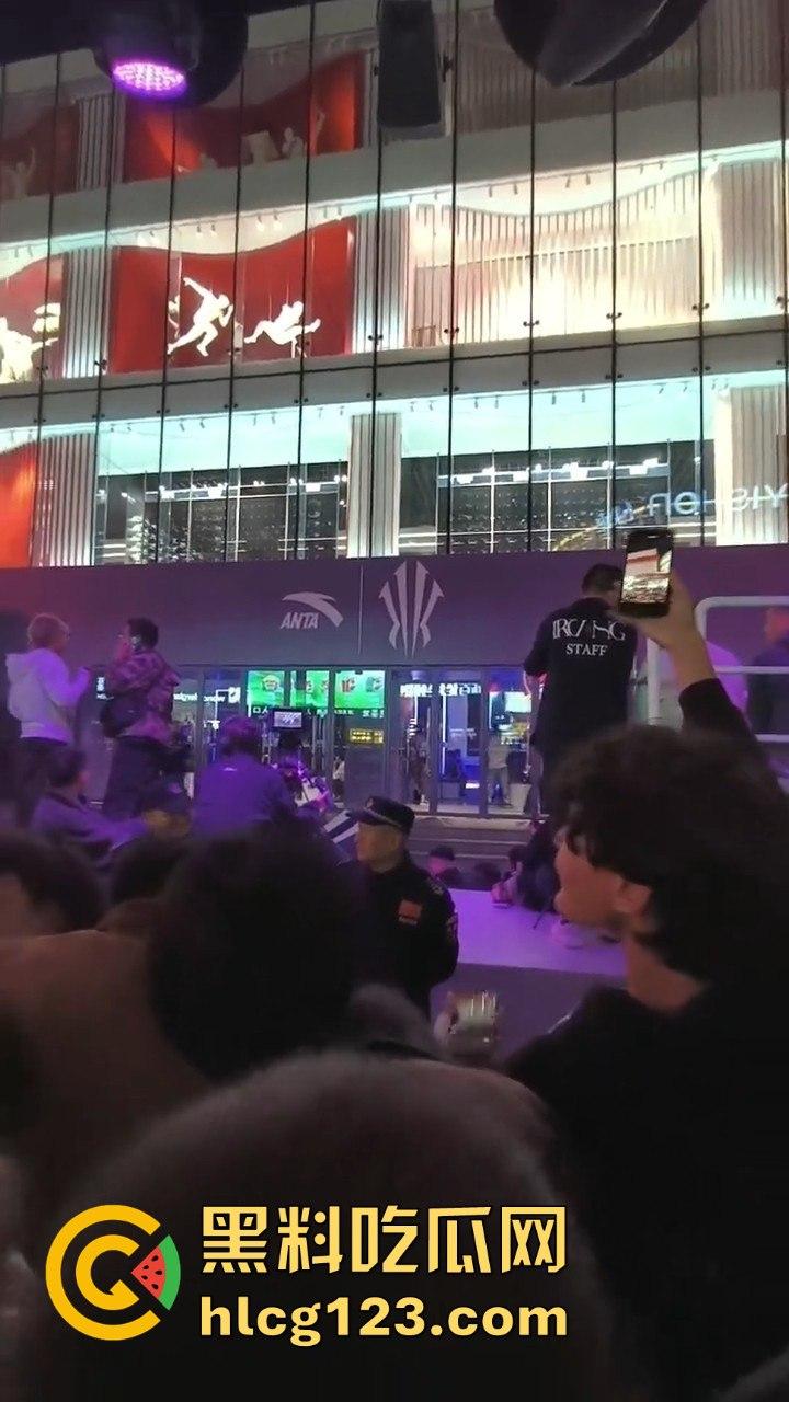 沈阳中街安踏门店出大事？一群男的当街怒骂安踏傻逼，场面一度失控！-4