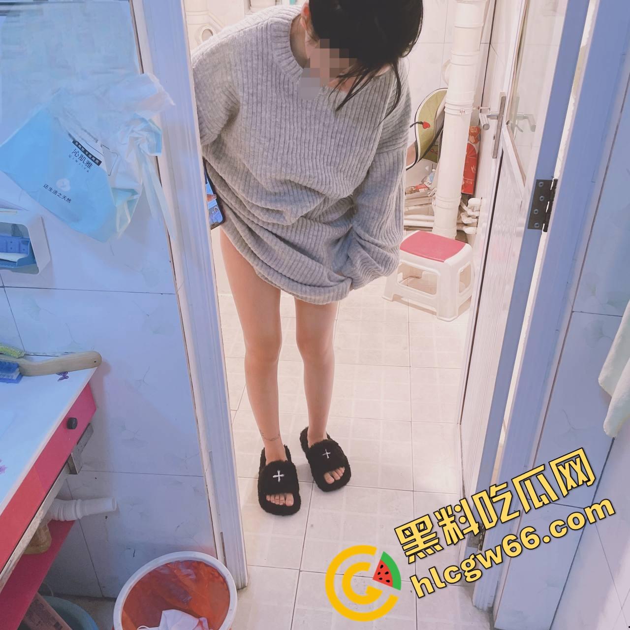 同父异母18岁妹妹让我拿下一血，小狗打架她看热闹，我偷拍奶子意淫操翻她！-38