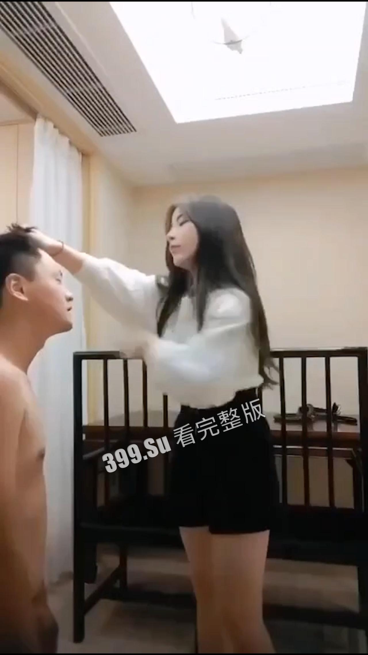 受虐公狗篇 M男的欢乐时光 就喜欢被主人调教  挨耳光 牵狗链 喝尿 撩阴脚 各种言语侮辱（不喜勿入）-4