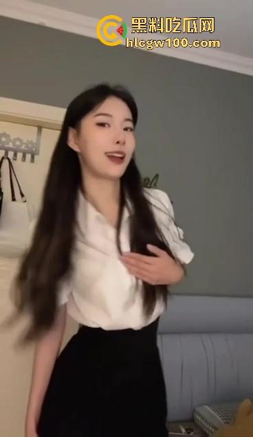 小编推荐！湘潭大学大一极品反差学妹【王璨】淫荡发骚视频视频曝光，邻家学妹天花板。-1