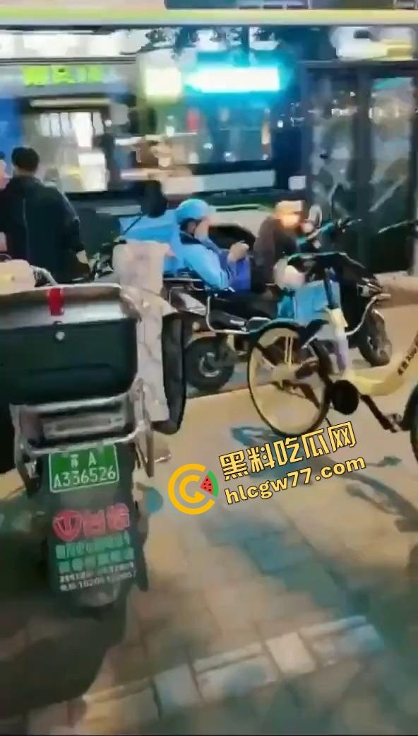 惠州【夏娜】公交站台露出，当众玩到潮喷一地水，这胆也太肥了，不怕被拖去精神病院吗？-1