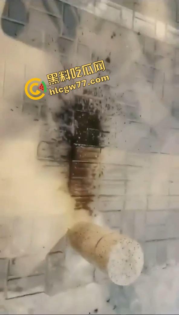 惠州【夏娜】公交站台露出，当众玩到潮喷一地水，这胆也太肥了，不怕被拖去精神病院吗？-6