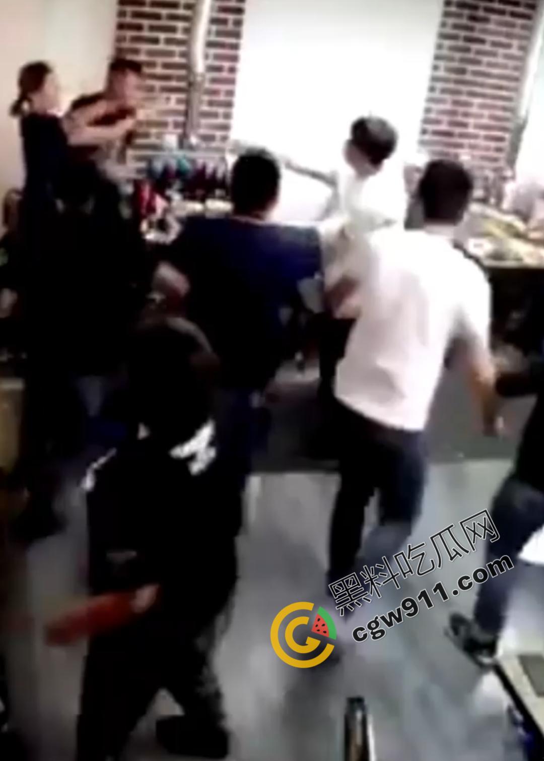 东北酒桌火爆冲突，一时口角引发血案！醉汉挑衅邻桌大哥遭酒瓶爆头，现场激烈打斗混乱不堪-4