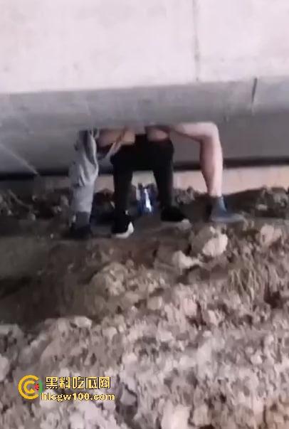 桥下风景大不同，钓鱼佬好不容易休假钓鱼，结果撞见野战现场，鱼没钓到兴趣全被别的勾走了！-9