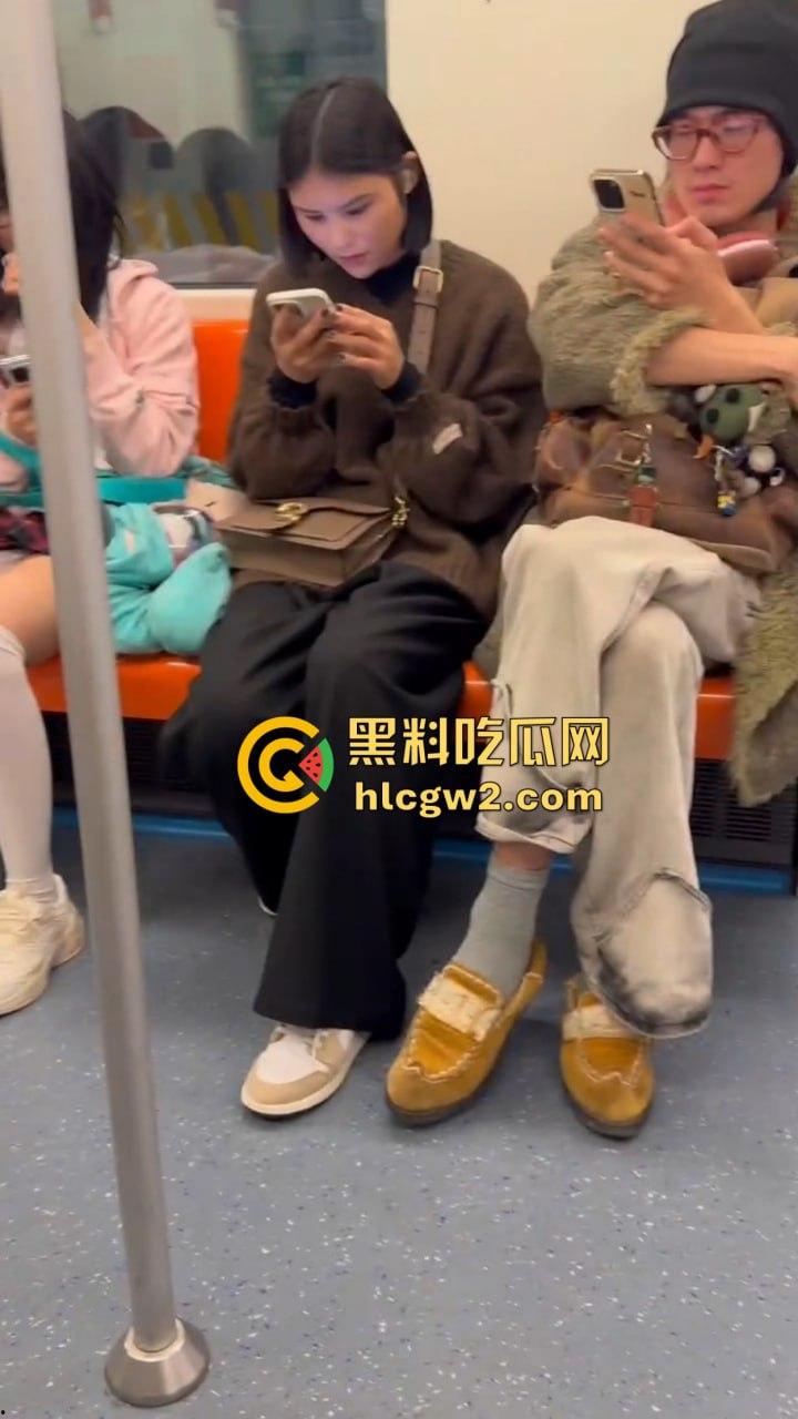 上海地铁上亚文化小伙伸手进女友内裤抠逼，眼镜妹在男友抖腿抠逼下丝毫不慌，刷微博轻松应对周围人围观！-2