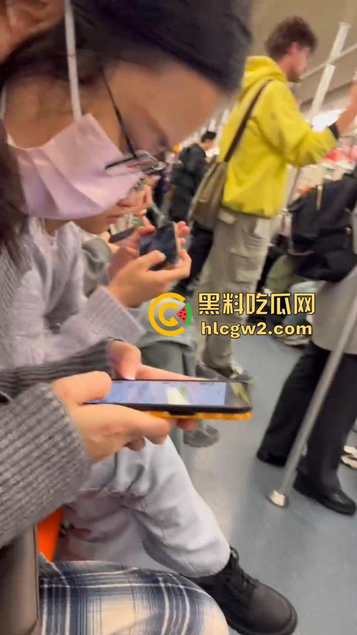 上海地铁上亚文化小伙伸手进女友内裤抠逼，眼镜妹在男友抖腿抠逼下丝毫不慌，刷微博轻松应对周围人围观！-3