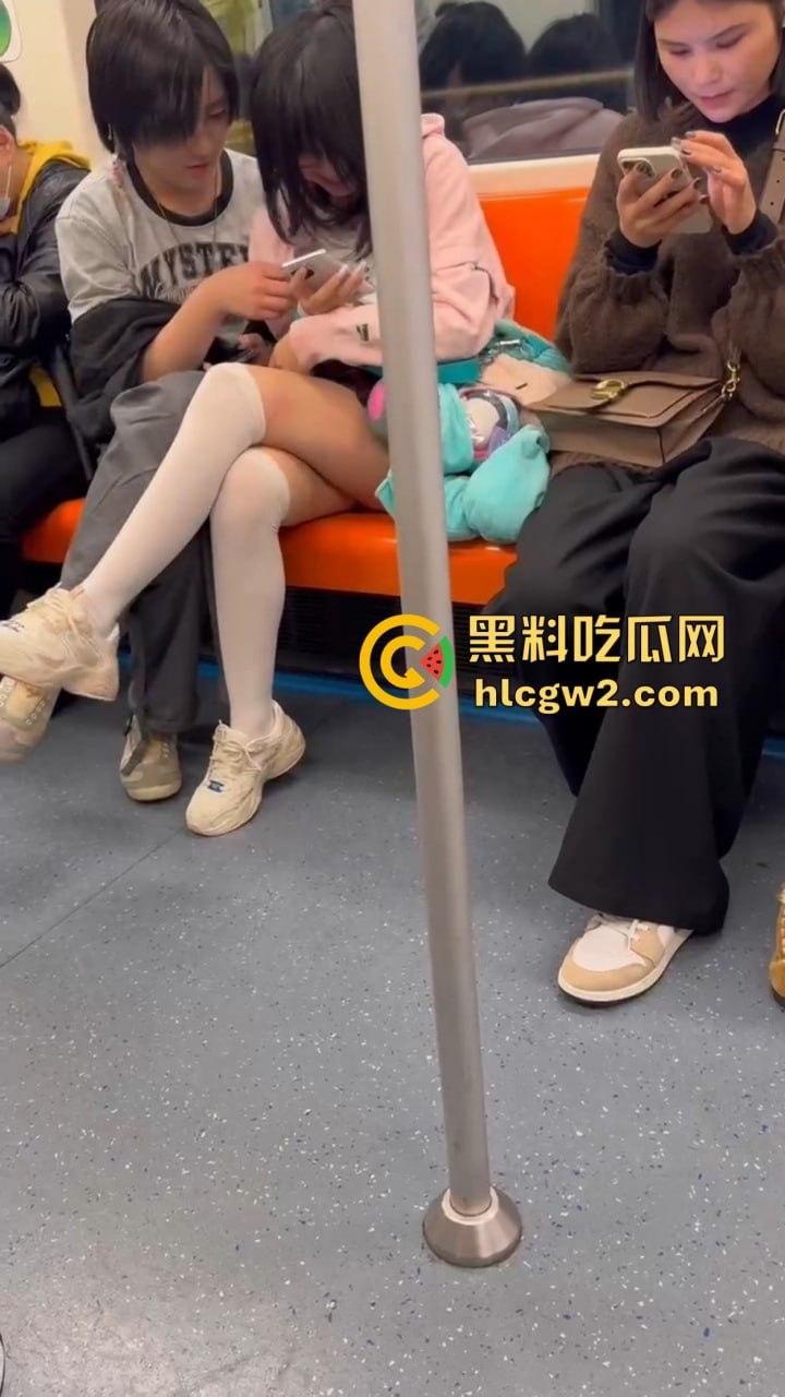 上海地铁上亚文化小伙伸手进女友内裤抠逼，眼镜妹在男友抖腿抠逼下丝毫不慌，刷微博轻松应对周围人围观！-4