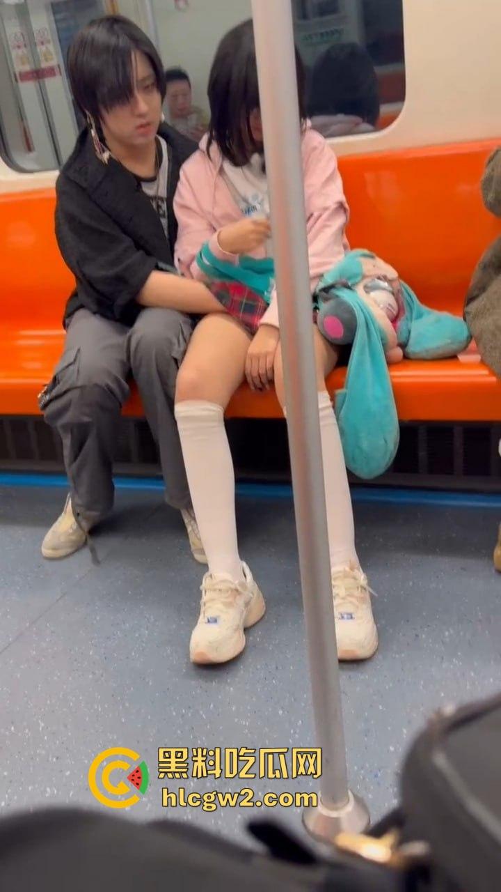 上海地铁上亚文化小伙伸手进女友内裤抠逼，眼镜妹在男友抖腿抠逼下丝毫不慌，刷微博轻松应对周围人围观！-9