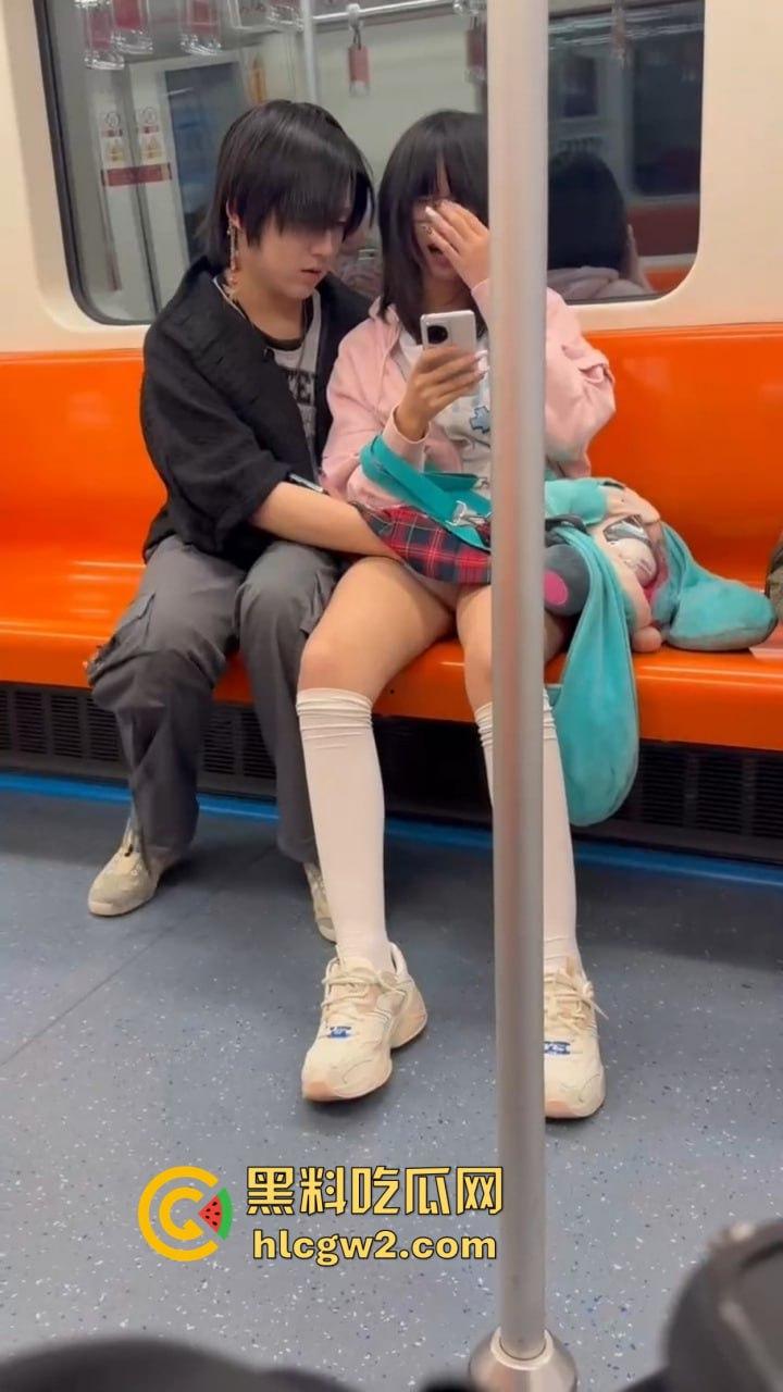 上海地铁上亚文化小伙伸手进女友内裤抠逼，眼镜妹在男友抖腿抠逼下丝毫不慌，刷微博轻松应对周围人围观！-12