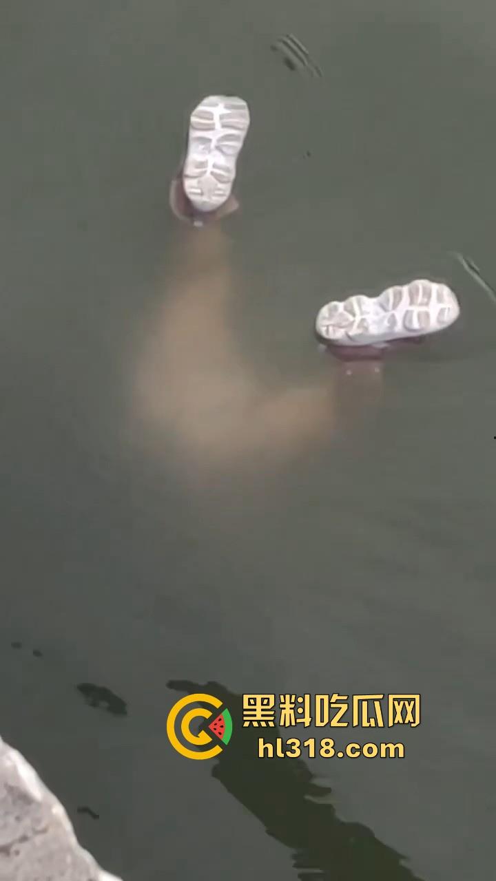 马来西亚母携女跳海轻生,疑似家庭纠纷和争夺抚养权问题，这女真狠啊，自己想不开还带上自己女儿！-4