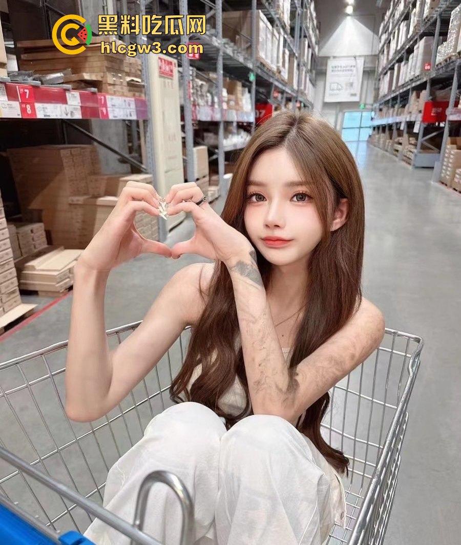 上海极品TS『刘依依』美到让直男怀疑人生 这颜值炸裂打破次元壁 上半身绝杀 你敢认是TS吗？-10