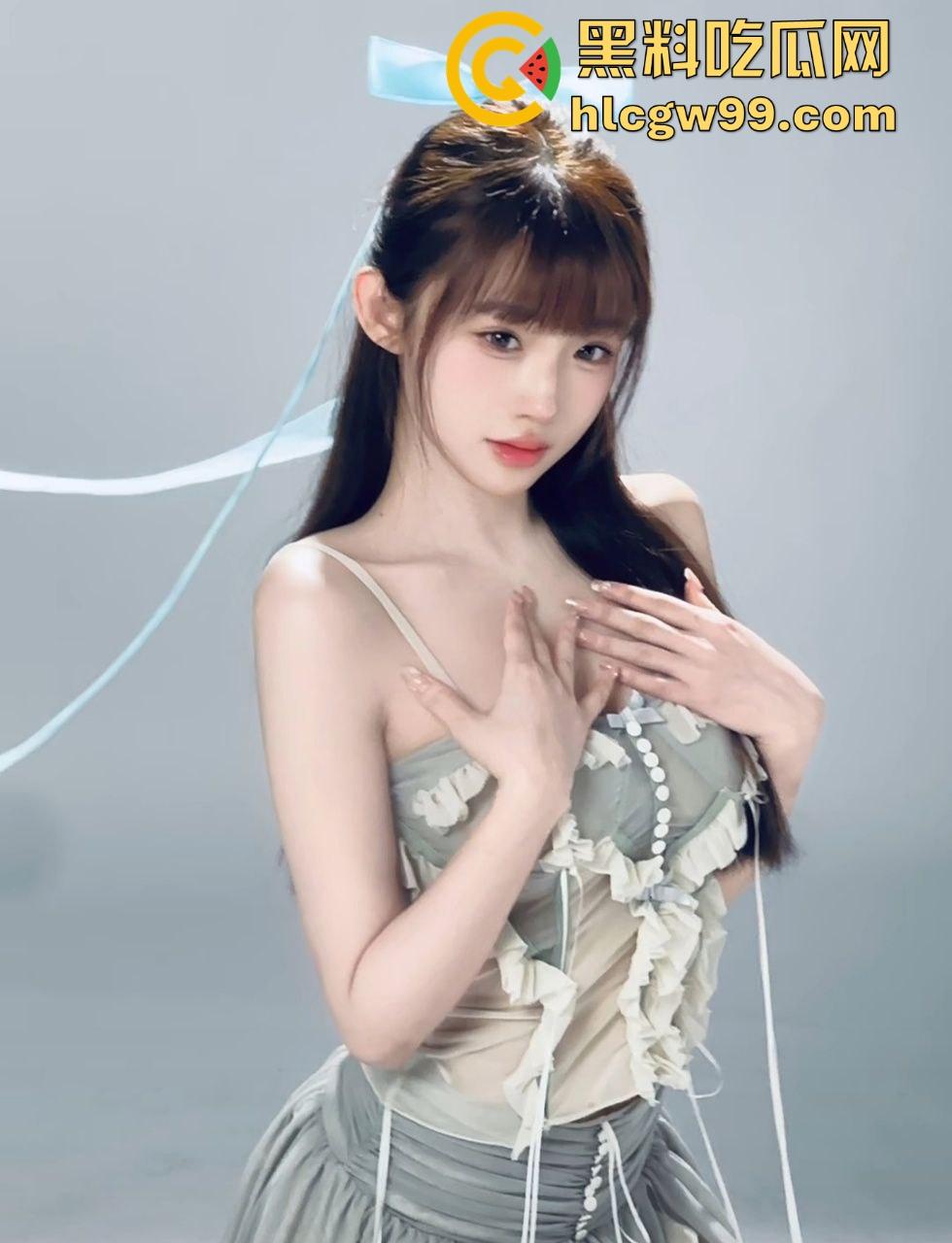 大年初六妹妹带我去酒吧，参加闺蜜生日局妹妹喝醉后，刚到家就把我推倒直接脱下我的裤子开始吃鸡巴！-4