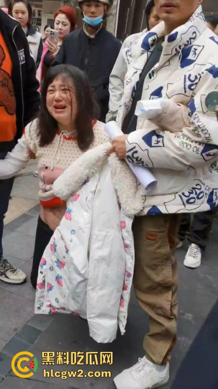 四川泸州胖妹抽脂被戳破大肠差点没命 路边哭喊陈清美容院血债血偿-3