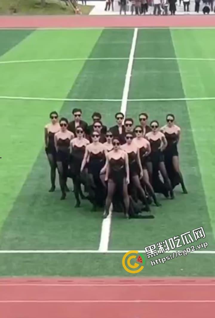 长江大学 文理学院 运动会学生穿着引热议 夜总会风？把低俗当作青春？-4