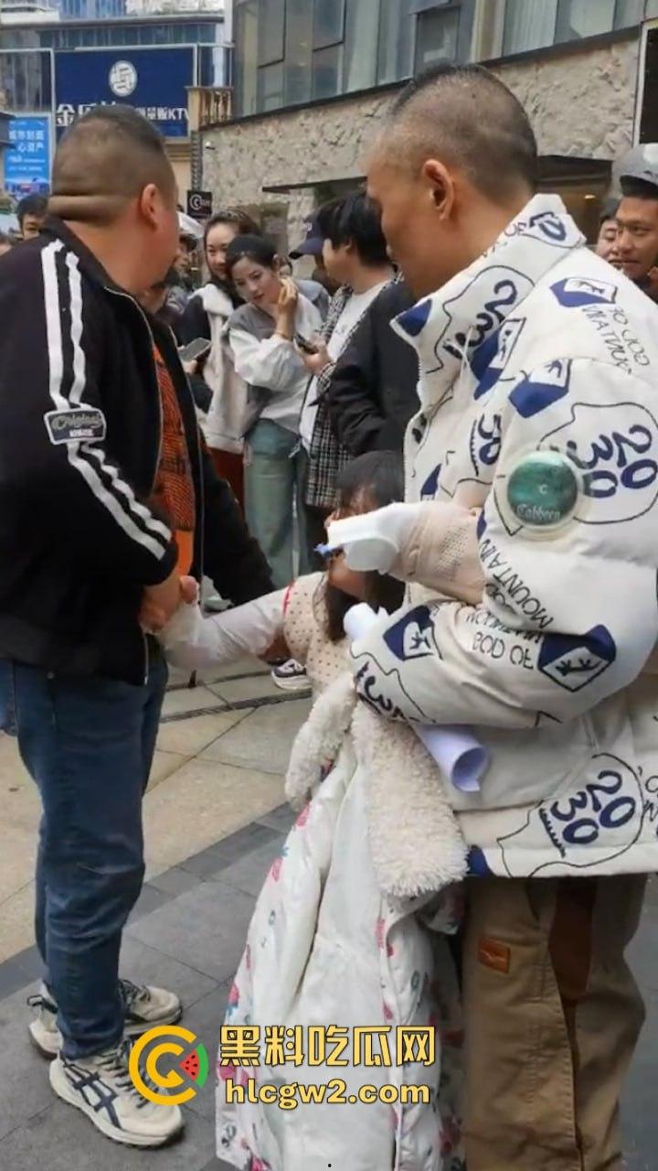 四川泸州胖妹抽脂被戳破大肠差点没命 路边哭喊陈清美容院血债血偿-7