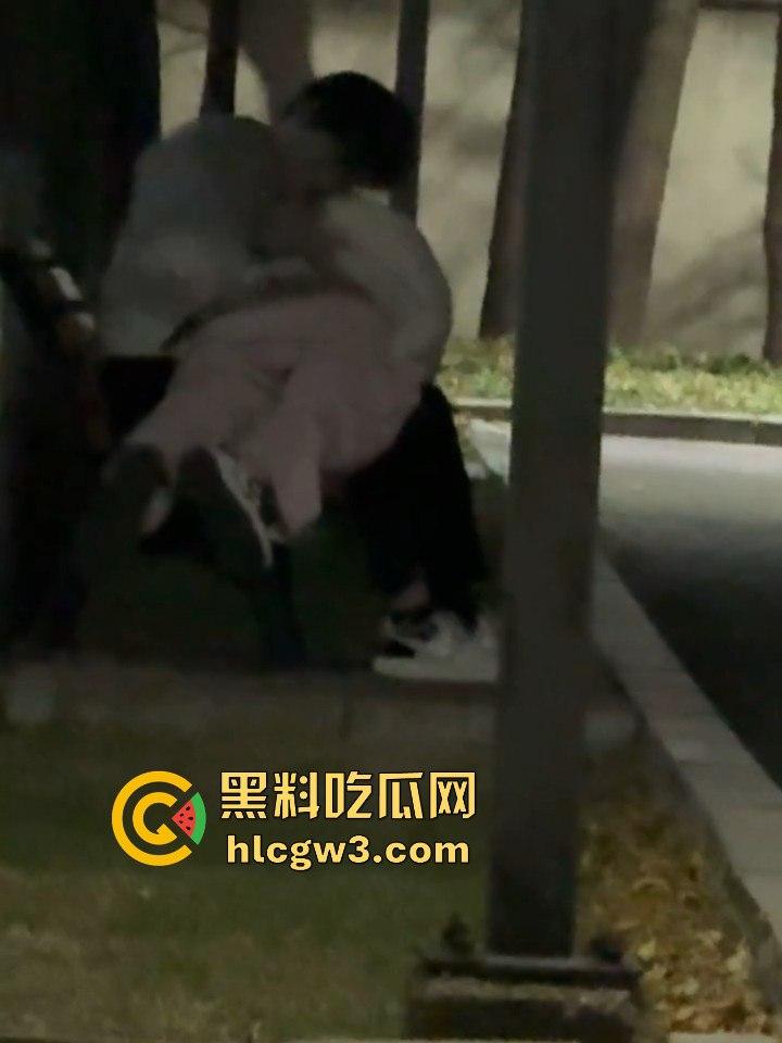 沈阳医学院一对骚男女校内长椅上脱裤子抠逼 现场搞调教 尺度大得像在拍小黄片 真把学校当野战场了！-7