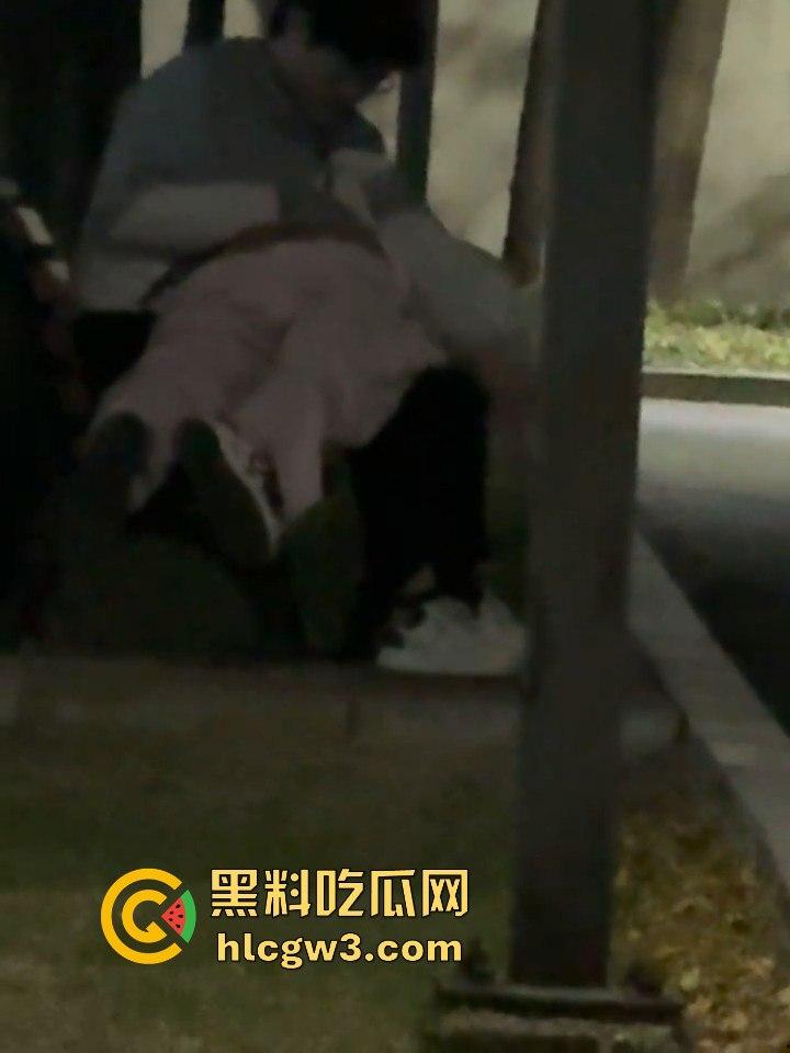沈阳医学院一对骚男女校内长椅上脱裤子抠逼 现场搞调教 尺度大得像在拍小黄片 真把学校当野战场了！-11