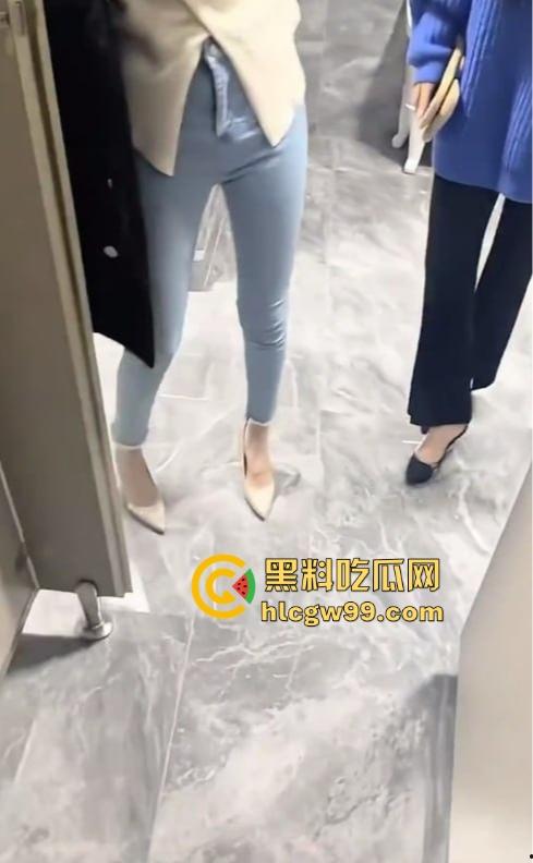 高颜值姐妹花公厕双飞体验，撅起翘臀争着迎合骚穴轮番抽插还担心被抓，完事撒尿留念，两条下贱母狗玩得花！-3