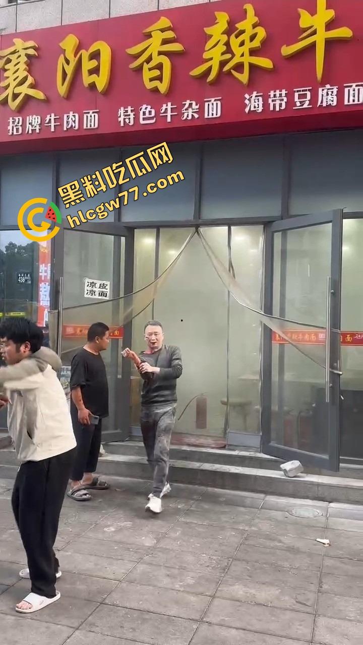 武汉光谷牛肉面店惊现砍人案，一言不合刀光乱舞，食客吓得连汤都没顾上喝就开跑！-9