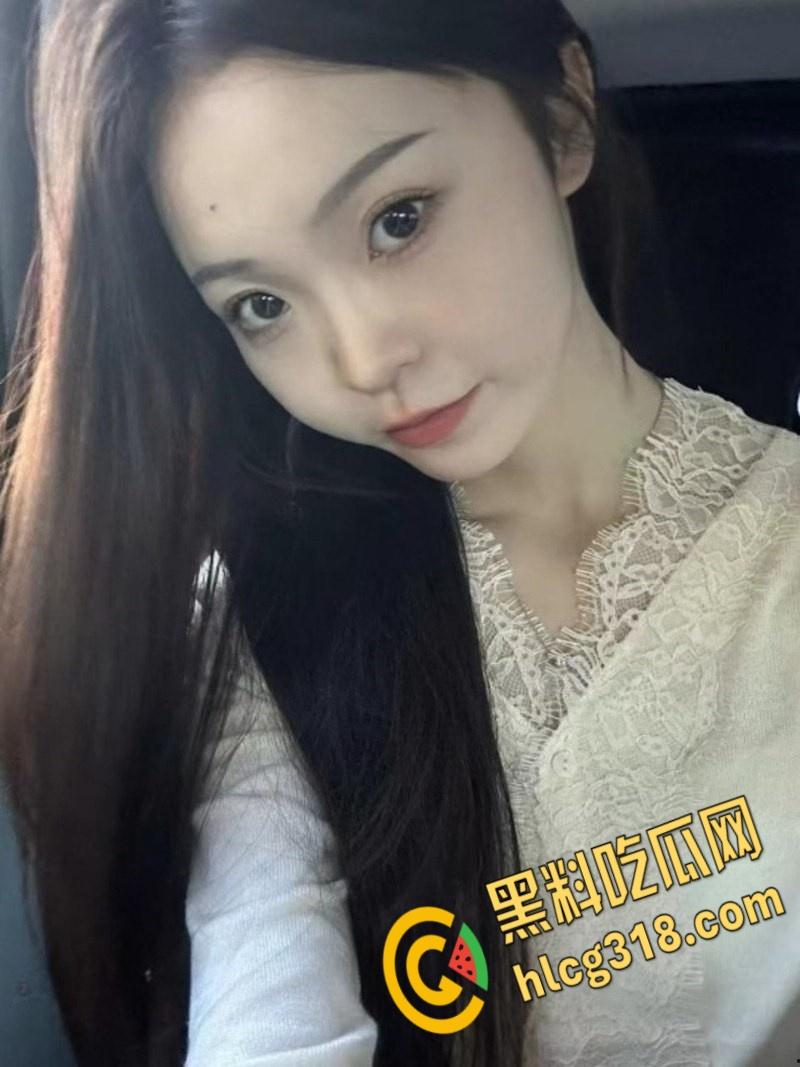 上海反差幼师【刘雨菲】，白天教娃晚上变骚母狗，红底黑丝高跟后入，镜子前大长腿后入性感，谁看了不腿软  !-1