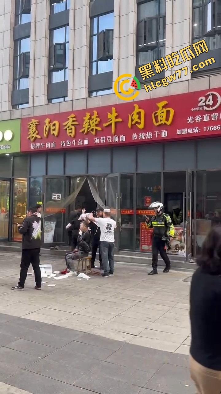 武汉光谷牛肉面店惊现砍人案，一言不合刀光乱舞，食客吓得连汤都没顾上喝就开跑！-13