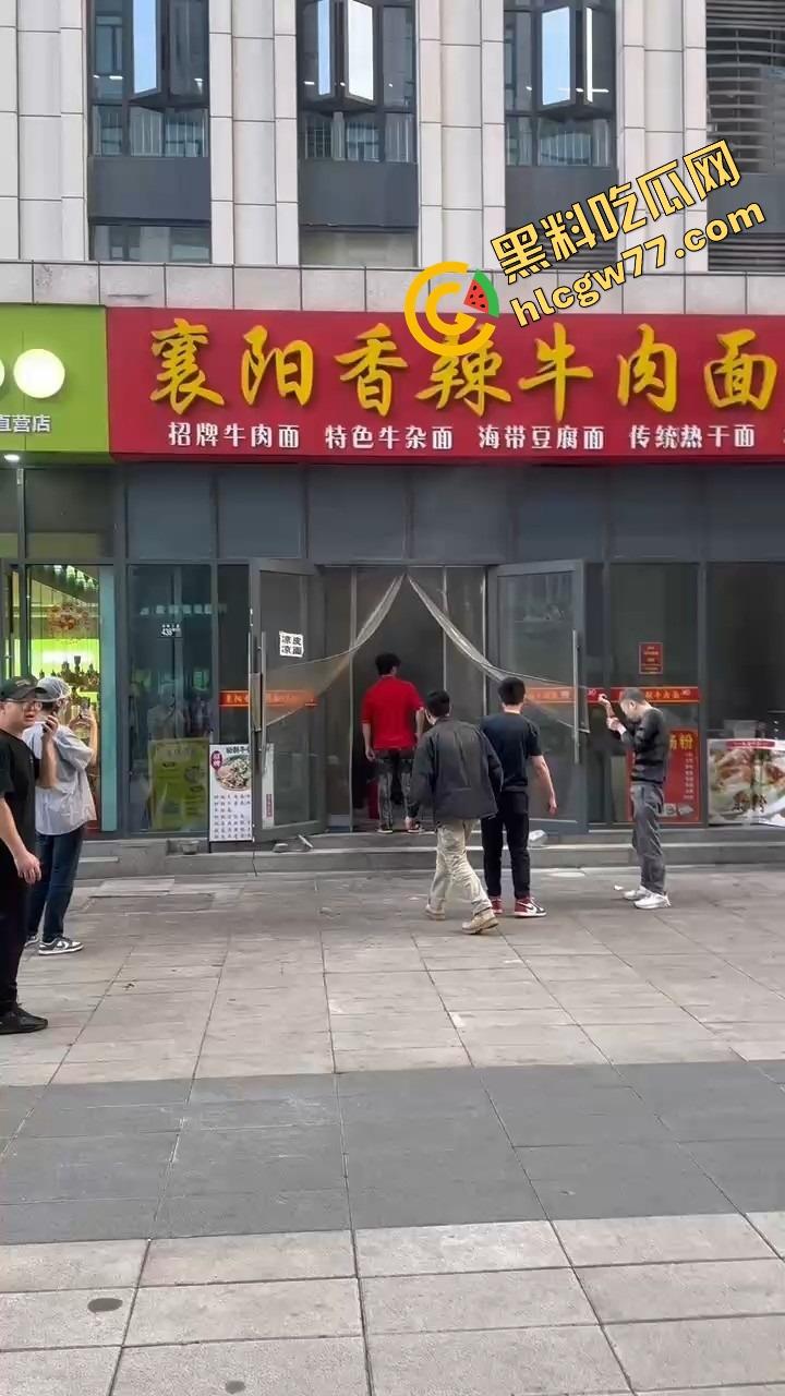 武汉光谷牛肉面店惊现砍人案，一言不合刀光乱舞，食客吓得连汤都没顾上喝就开跑！-14