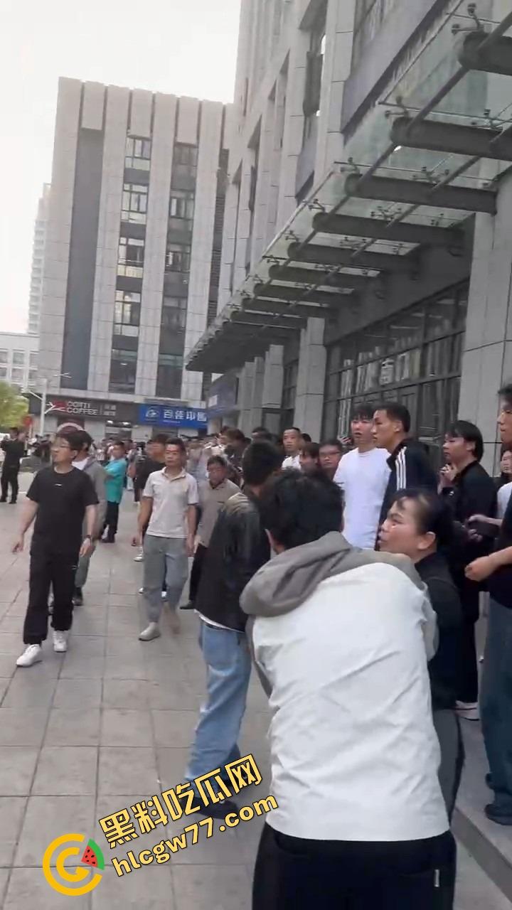 武汉光谷牛肉面店惊现砍人案，一言不合刀光乱舞，食客吓得连汤都没顾上喝就开跑！-15