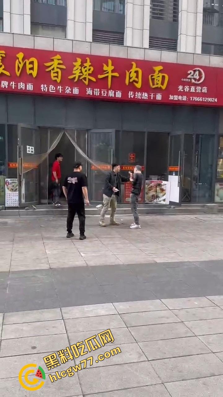 武汉光谷牛肉面店惊现砍人案，一言不合刀光乱舞，食客吓得连汤都没顾上喝就开跑！-16