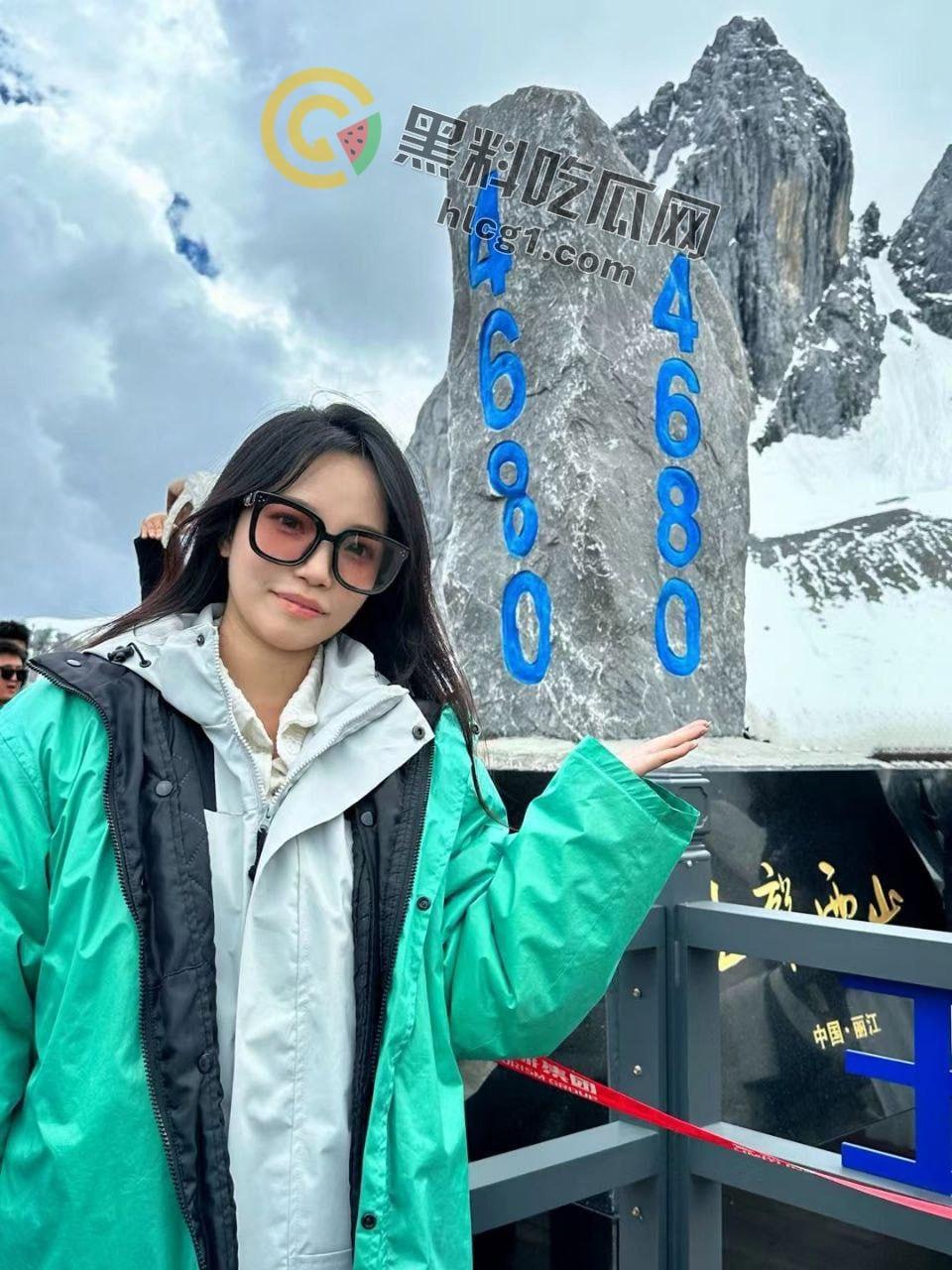 露出反差婊甜甜 「yiyii_01」大马路露出惊现，日常生活照与福利姬身份巨大反差引热议！-3