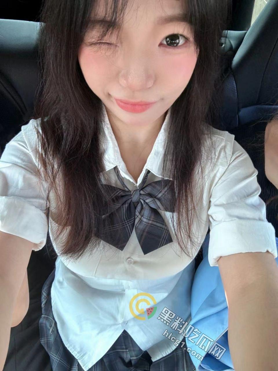 露出反差婊甜甜 「yiyii_01」大马路露出惊现，日常生活照与福利姬身份巨大反差引热议！-8