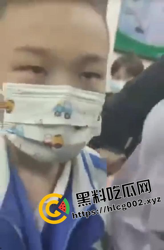 小兵探花！地铁上流氓小学生抄底小姐姐 被抓住找家长 年少有为 以后探花没你我不看-1