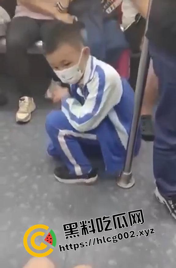 小兵探花！地铁上流氓小学生抄底小姐姐 被抓住找家长 年少有为 以后探花没你我不看-6