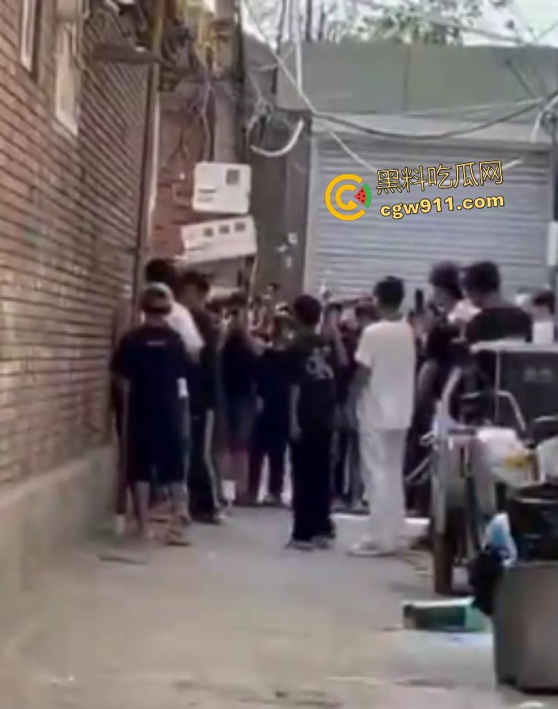 河北廊坊霸州胜芳镇，未成年围殴白衣受害者！小霸王拳脚如雨点狂砸，围观群众起哄拍摄嘲讽“奖励你的”！-2