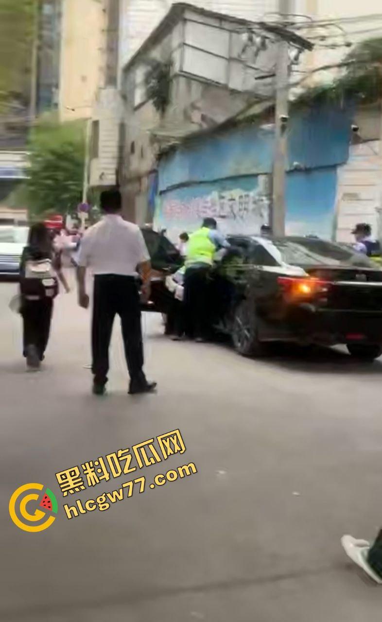 钦州实验学校门口血腥屠杀！无牌车女魔头撞死一堆学生，现实GTA5刀光剑影！-4