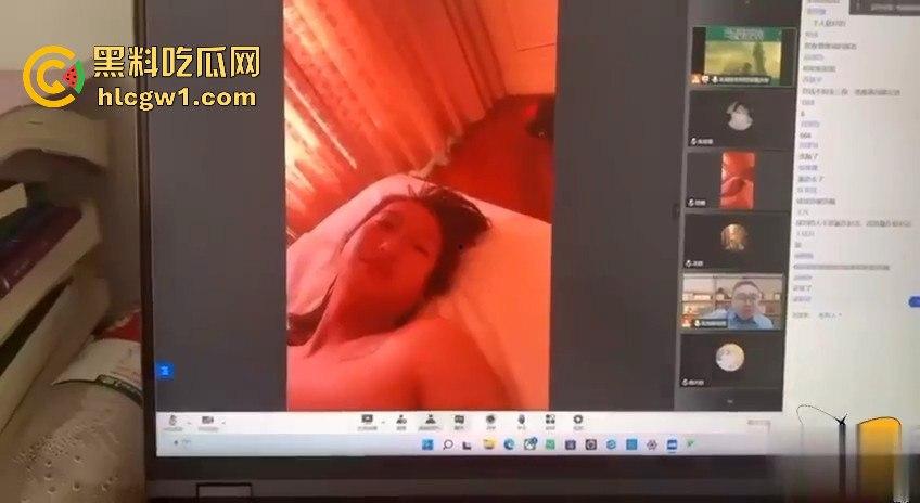 西安外事学院猛料！女大学生『范雯』上课开摄像头直播啪啪，爱操B不爱上课，视频被全班录疯传！-8