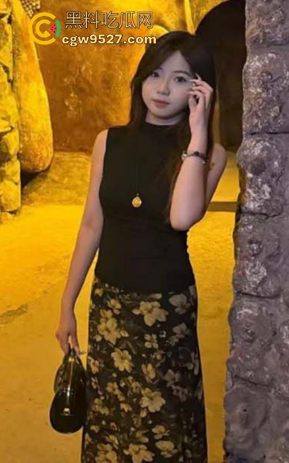 广州大学【刘媚柔】乖巧学生妹变反差婊，皮肤粉嫩光滑，白粉嫩骚穴后入狂操，翘臀顶到鸡巴炸裂！-1