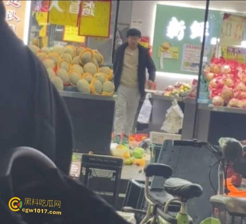 杭州乔司街道水果店，男子因老板拖欠数月工资，生活彻底陷入绝境，压力爆发打砸水果店混乱！-1