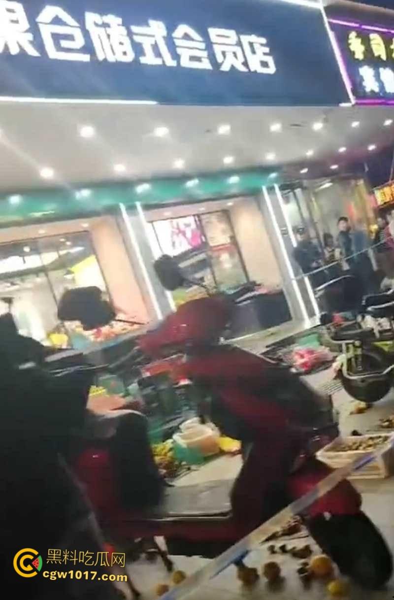 杭州乔司街道水果店，男子因老板拖欠数月工资，生活彻底陷入绝境，压力爆发打砸水果店混乱！-5